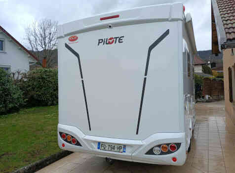 camping-car PILOTE P 650 C  extérieur / arrière